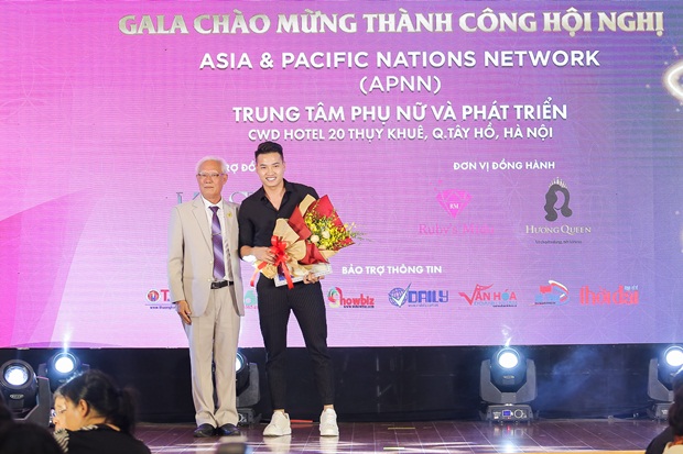 viet-son-thu-huong-sen-vang-dat-viet-9