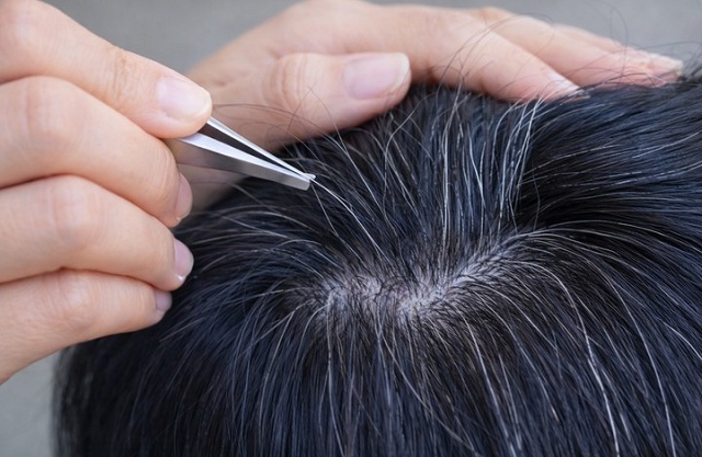 mot-thoi-quen-pho-bien-ai-bi-toc-bac-cung-lam-khien-toc-cang-bac-cang-thua