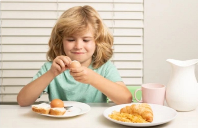 tre-em-nen-an-bao-nhieu-trung-de-tot-cho-nao-bo