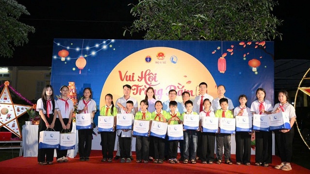 vui-trung-thu-cho-tre-em-co-hoan-canh-dac-biet-kho-khan-o-tuyen-quang