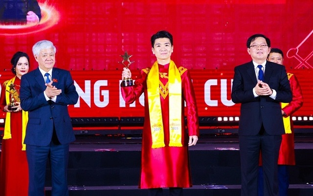 doanh-nhan-do-quang-vinh-duoc-vinh-danh-trong-top-10-giai-thuong-sao-do-2025