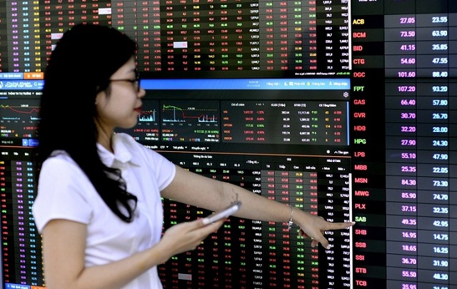 tan-binh-ti-usd-nganh-chung-khoan-chao-san-luc-thi-truong-am-dam-bom-tan-hay-dieu-gi-cho-doi