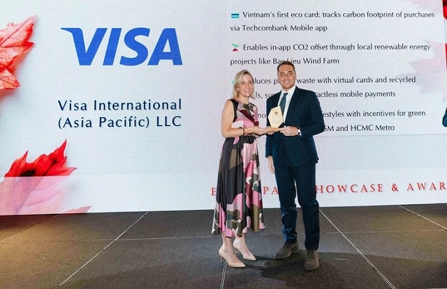 visa-va-techcombank-duoc-amcham-vinh-danh-voi-giai-thuong-sang-tao-cong-nghe-esg-2025