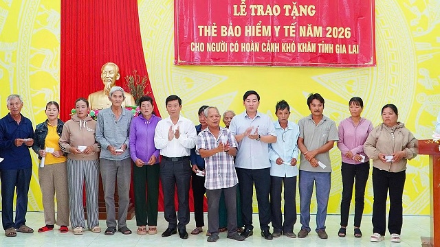 hon-1000-the-bao-hiem-y-te-tang-nguoi-dan-co-hoan-canh-kho-khan-o-gia-lai