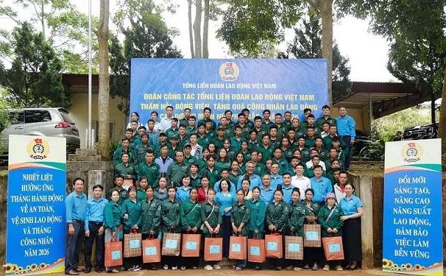 trao-400-phan-qua-dong-vien-cong-nhan-lao-dong-nganh-cao-su-o-mien-nui-phia-bac