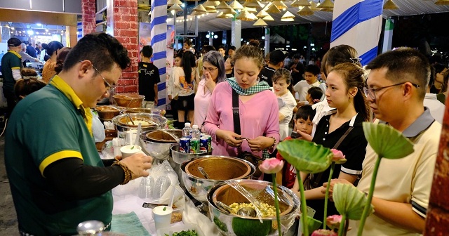 chat-kin-du-khach-trai-nghiem-am-thuc-dem-khai-mac-le-hoi-sen