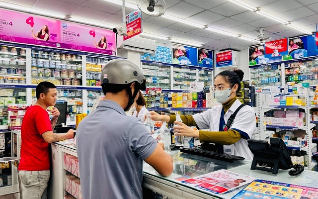 doanh-so-vuot-fpt-shop-long-chau-lam-gi-de-chan-hang-gia-xam-nhap