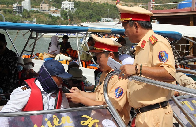 khanh-hoa-tang-cuong-kiem-tra-hoat-dong-tau-du-lich-tai-vinh-nha-trang