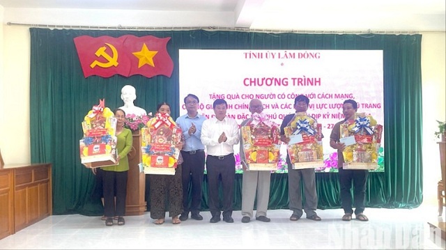 tinh-uy-lam-dong-tang-qua-nguoi-co-hoan-canh-kho-khan-tai-dac-khu-phu-quy
