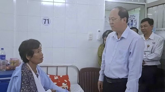 lanh-dao-ca-mau-tham-hoi-nguoi-dan-bi-thuong-do-dong-loc