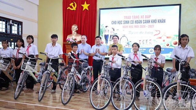 trao-qua-cho-hoc-sinh-vung-bien-quang-tri-truoc-them-nam-hoc-moi