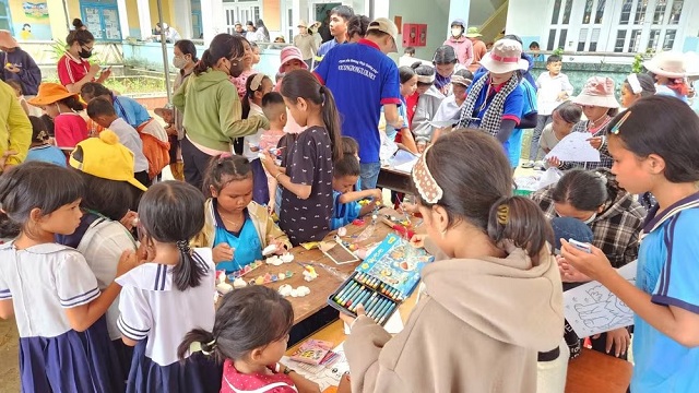 hon-2000-em-co-hoan-canh-kho-khan-tai-xa-mien-nui-lam-dong-don-trung-thu-sum-vay