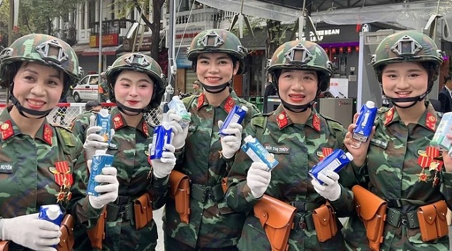 hon-150000-san-pham-vinamilk-tiep-suc-cac-luc-luong-nguoi-dan-tham-gia-dai-le-30-4