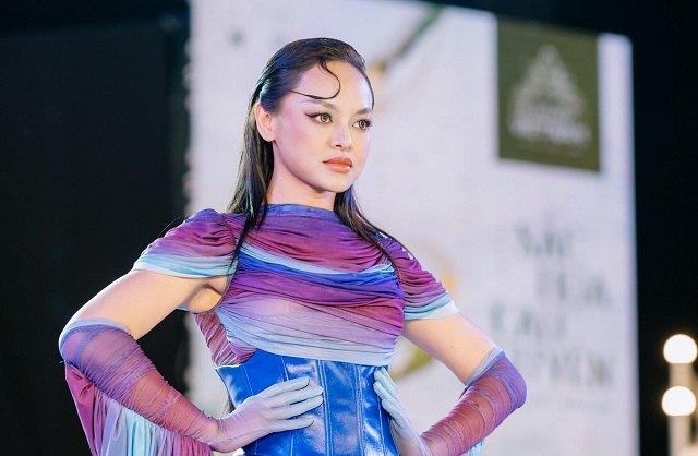 mai-ngo-trinh-dien-trong-show-thoi-trang-ket-hop-thien-nguyen