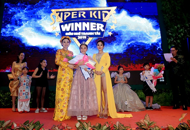 hoa-hau-ao-dai-nguyen-kim-nhung-rang-ro-nhan-top-10-sao-kim-ketnoidoanhnhan13