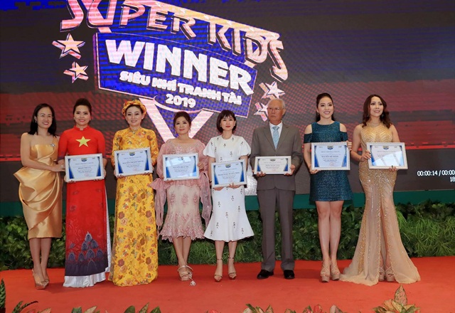 top-10-sao-kim-lanh-dao-toan-nang-chau-a-vinh-danh-hoa-hau-ao-dai-pham-thi-cuc-ketnoidoanhnhan-4