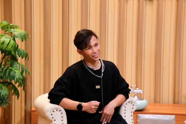 manh-ghep-hoan-hao-moi-luong-duyen-giua-chang-bien-dao-mua-ky-tinh-manh-quyen-va-co-hoc-tro5