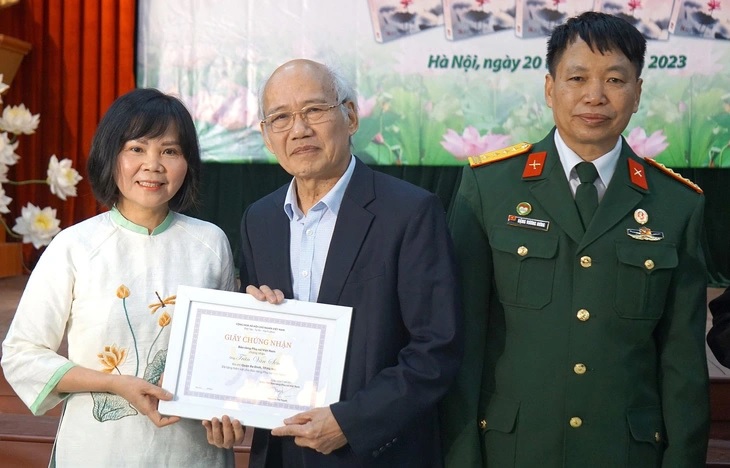 trao-tang-tu-sach-dang-thuy-tram-cho-cac-truong-hoc-benh-vien-KNDN