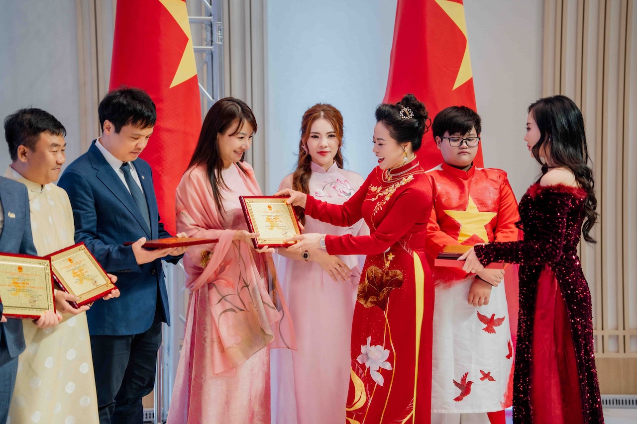 Quynh-Trang-chi-hoi-ao-dai-tai-Thai-lan-7a