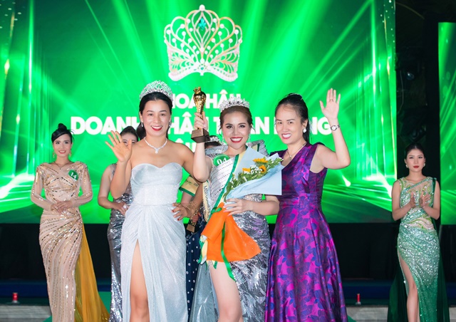 hong-lan-trao-giai-bich-ngoc