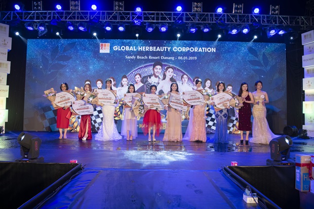 thuy-duong-trao-giai-cho-dai-ly