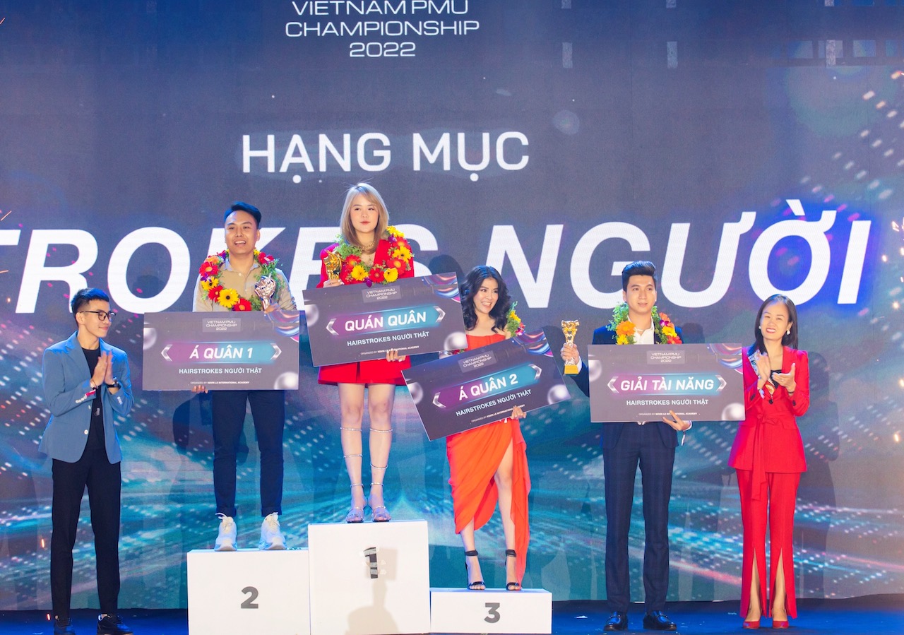 ms Minh Thuy trao giai xambiz
